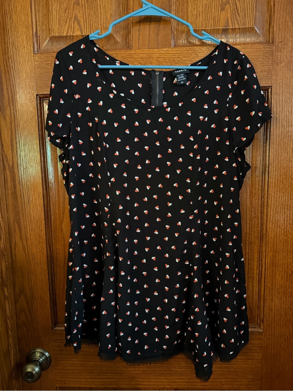 Torrid 00 (M) Heart Print Black Blouse Short Sleeve Frayed Hem Line